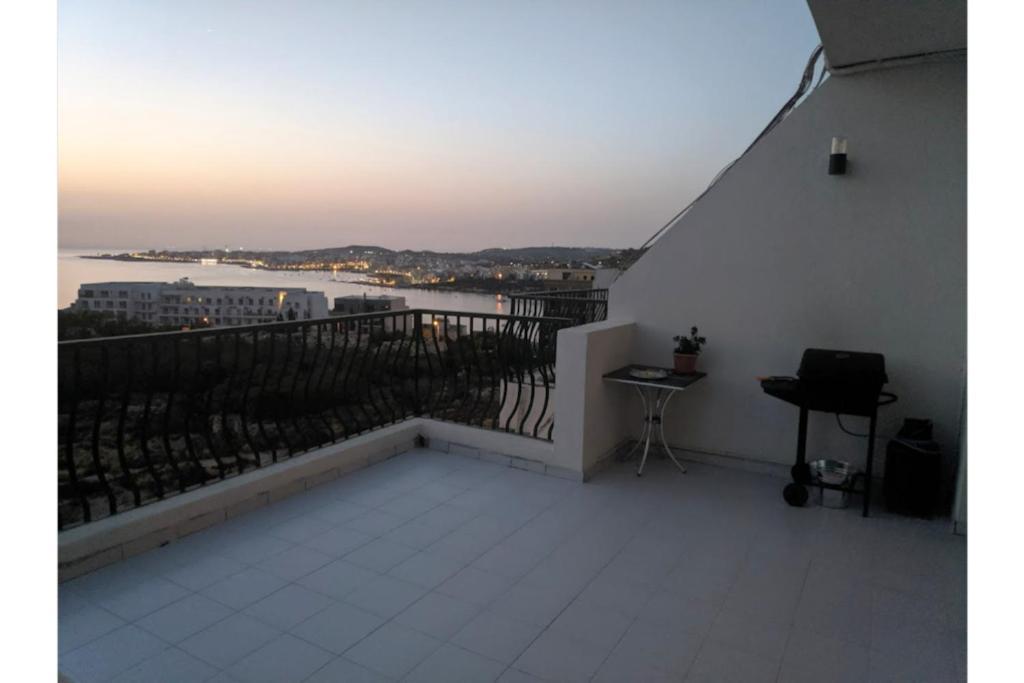 خليج سانت بول Gaia Penthouse Sea And Country Views Home المظهر الخارجي الصورة